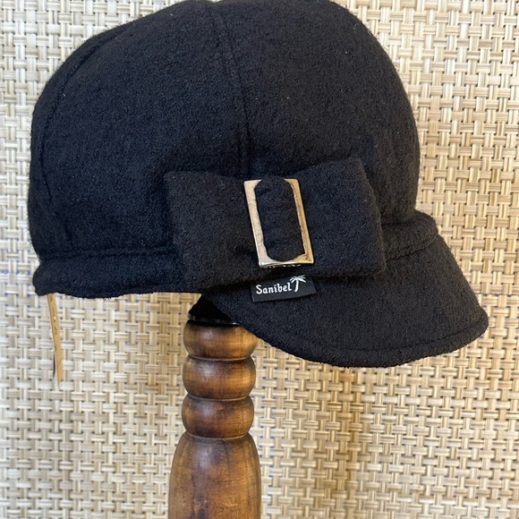 Black Six Panel Boiled Wool Newsboy Cap by Sanibel Canada - Picture 2 of 11